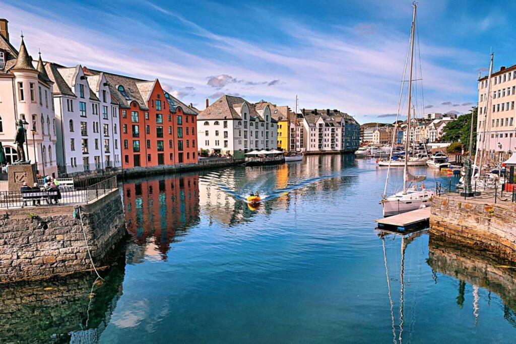 Sunny Apartment In Alesund City Exterior photo